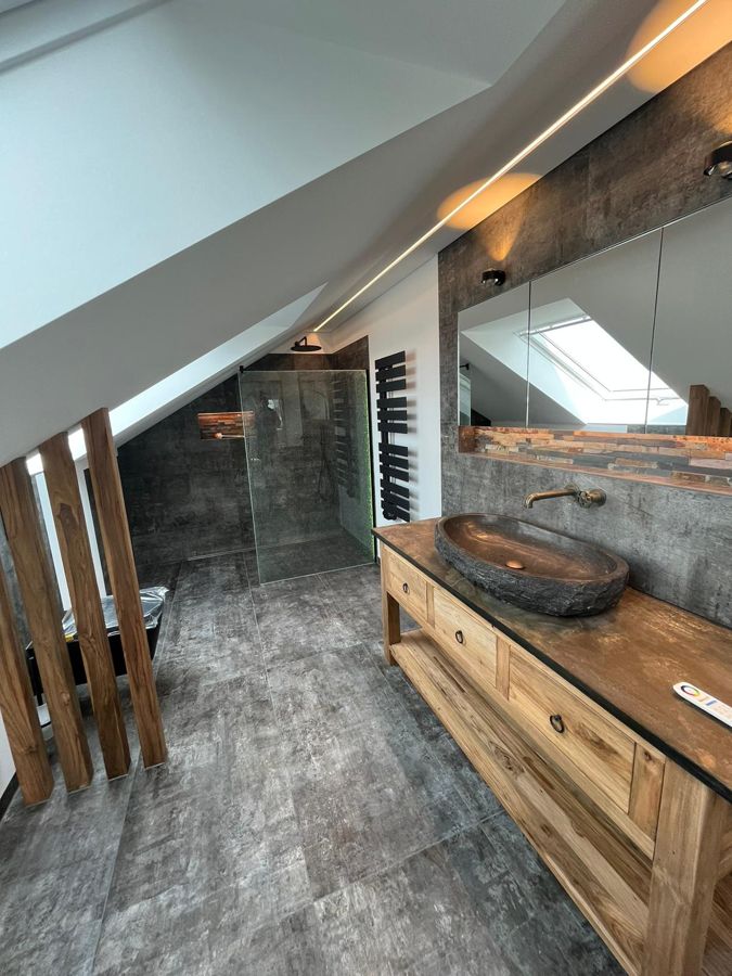 Badezimmer im Dachgeschoss mit LED-Lichtleiste