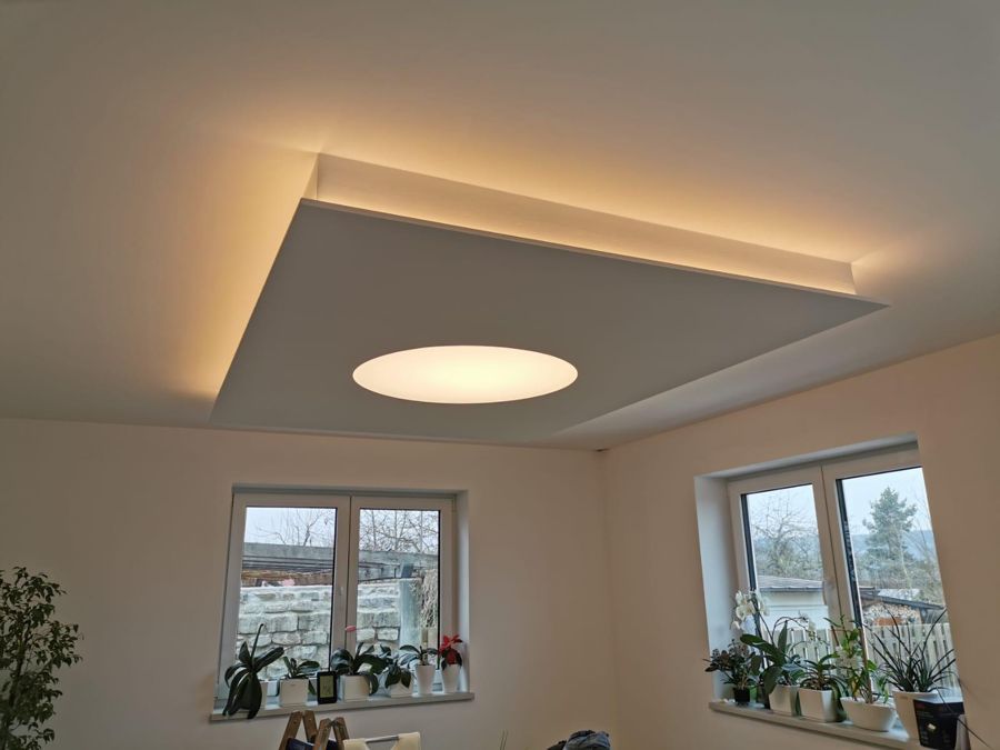 Abgehängte Decke mit indirektem Licht