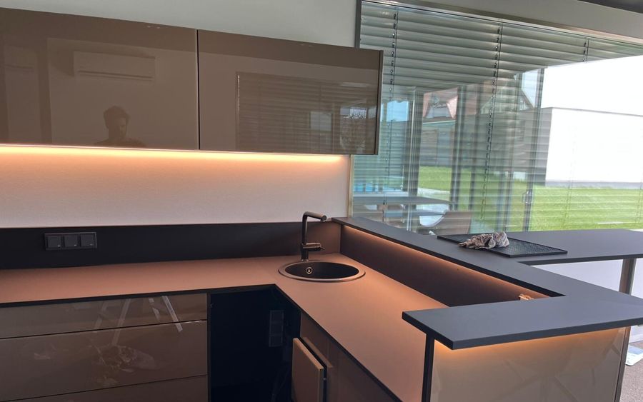Küche mit LED-Unterbaubeleuchtung