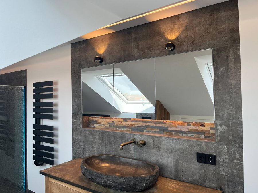 Waschtisch mit beleuchtetem Spiegelschrank und Wandleuchten